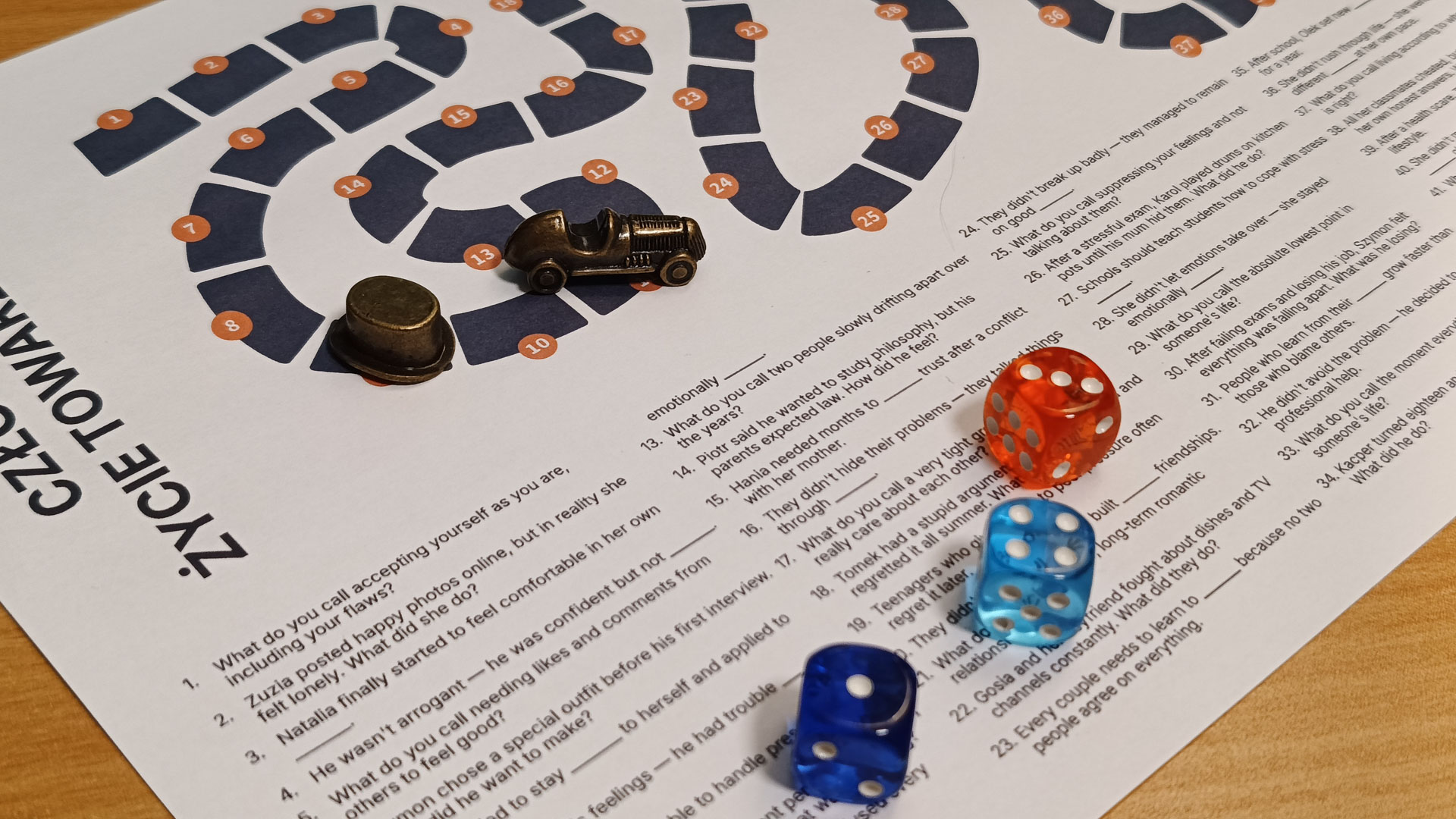 Gra planszowa Wąż — plansza papierowa z kostkami i pionkami