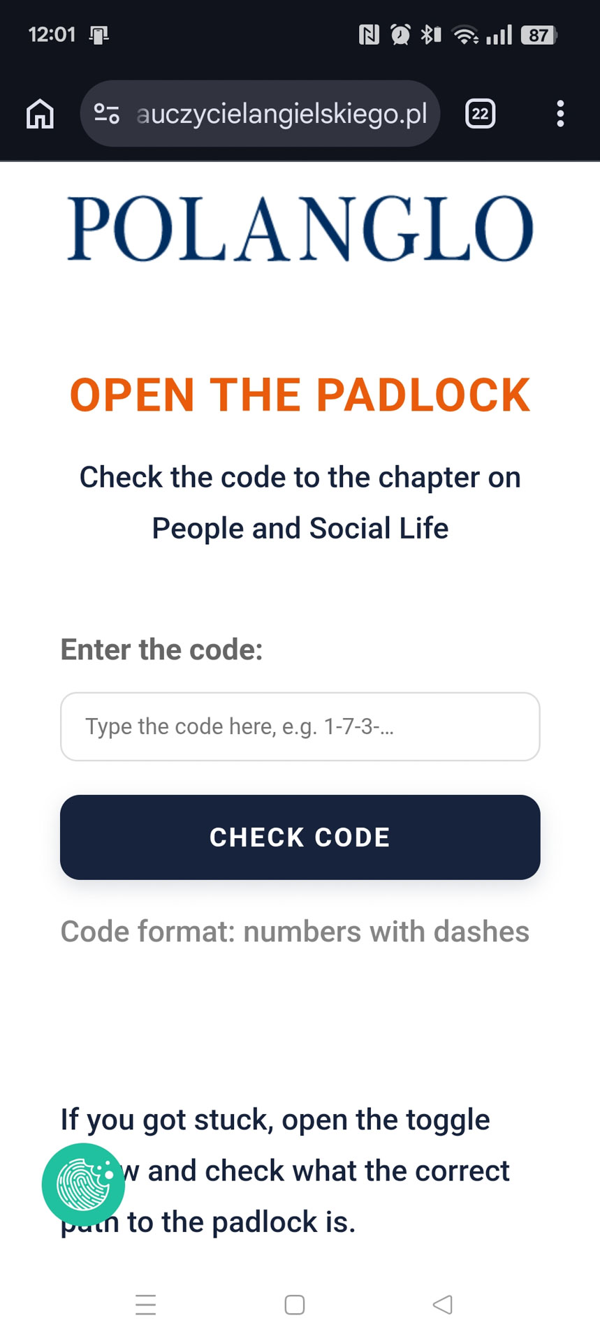 Gra Labirynt — zbliżenie na kafelki ze zdaniami